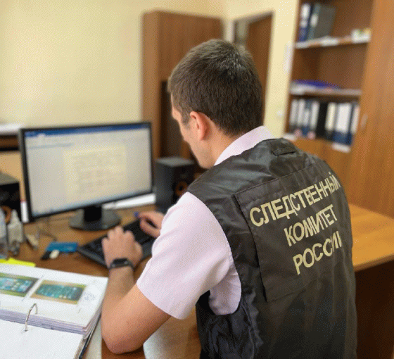 🤩 Женщину затянуло в конвейер — в Тахтамукайском районе перед судом предстанет начальник смены на производстве

Тахтамукайским межрайонным следственным отделом следственного управления СК России по Республике Адыгея завершено расследование уголовного дела в отношении местного жителя, который обвиняется в совершении преступления, предусмотренного ч. 2 ст. 216 УК РФ (нарушение правил безопасности при ведении иных работ, повлекшее по неосторожности смерть человека).

Следствием установлено, в сентябре 2025 года посторонняя женщина беспрепятственно зашла в помещение цеха подготовки сырья предприятия в п. Отрадном Тахтамукайского района. Она приблизилась к движущимся частям промышленного ленточного конвейера, в результате неосторожных действий ее затянуло в конвейер, где от полученных травм она погибла.

Расследование показало, что смерть потерпевшей наступила по причине нарушения обвиняемым, который занимает должность начальника смены цеха подготовки сырья, требований норм и правил безопасности при ведении иных работ, поскольку место сбора продукции не было оборудовано необходимым ограждением, препятствующим доступу посторонних лиц. Кроме того, он не обеспечил соблюдение требований безопасности при нахождении людей на закрытой территории.

Уголовное дело с утвержденным прокурором Тахтамукайского района обвинительным заключением направлено в суд для рассмотрения по существу.

✅ Зайти на каналы 

✅ ПРИСЛАТЬ НОВОСТЬ